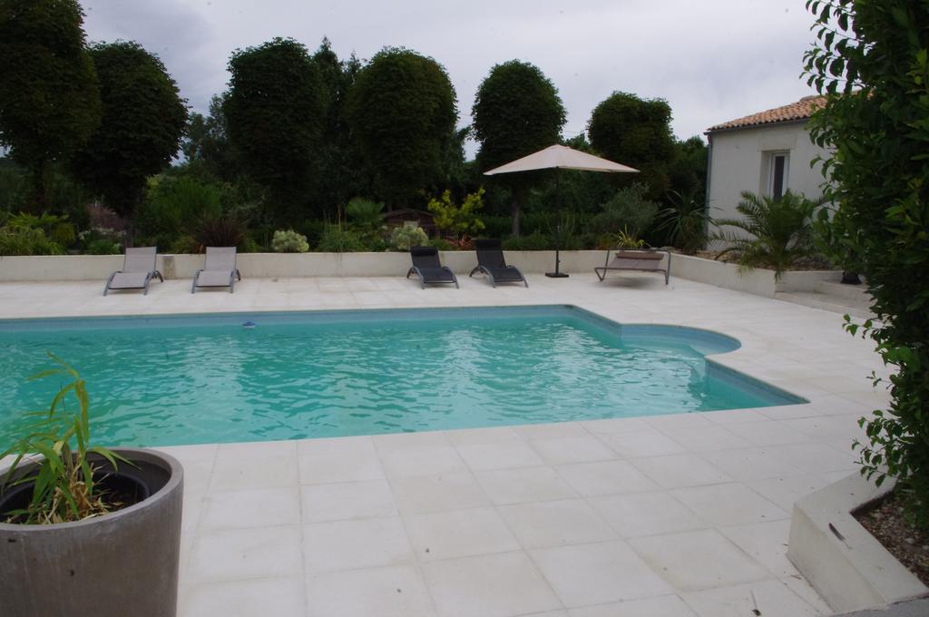 Le Clos Des Oiseaux Saintes Exterior photo