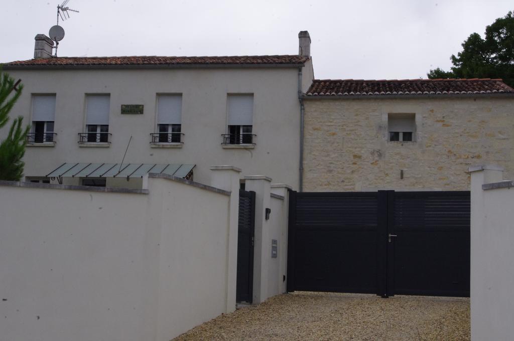 Le Clos Des Oiseaux Saintes Exterior photo